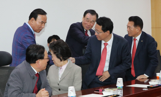 박덕흠 한국당 의원(왼쪽) 등 한국당 재선 의원들이 12일 국회 의원회관에서 패스트트랙 저지 방안 등 의견을 교환하는 긴급 간담회를 하기에 앞서 인사를 나누고 있다. 연합뉴스